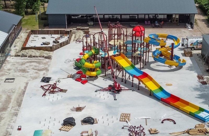 Bau des riesigen Wasserspielplatzes