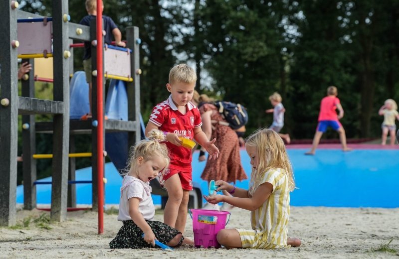 Kinder auf dem Spielplatz bei Wedderbergen